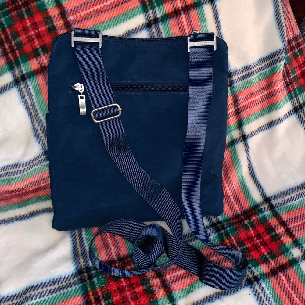 Baggallini Horizon Crossbody bag in a peacock blue color.
Approximately 10”x10” - Picture 2 of 4